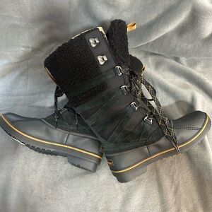 LL Bean Black Women's Insulated Lace-Up Winter Boots